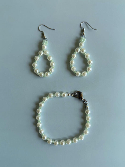 Green and Pearl Earring & Bracelet Set | Handmade Beaded Jewelry Gift Set | Cottagecore Aesthetic | Dainty Matching Jewelry | Kawaii Style